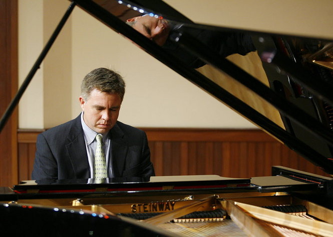 Dr. Robert Holm